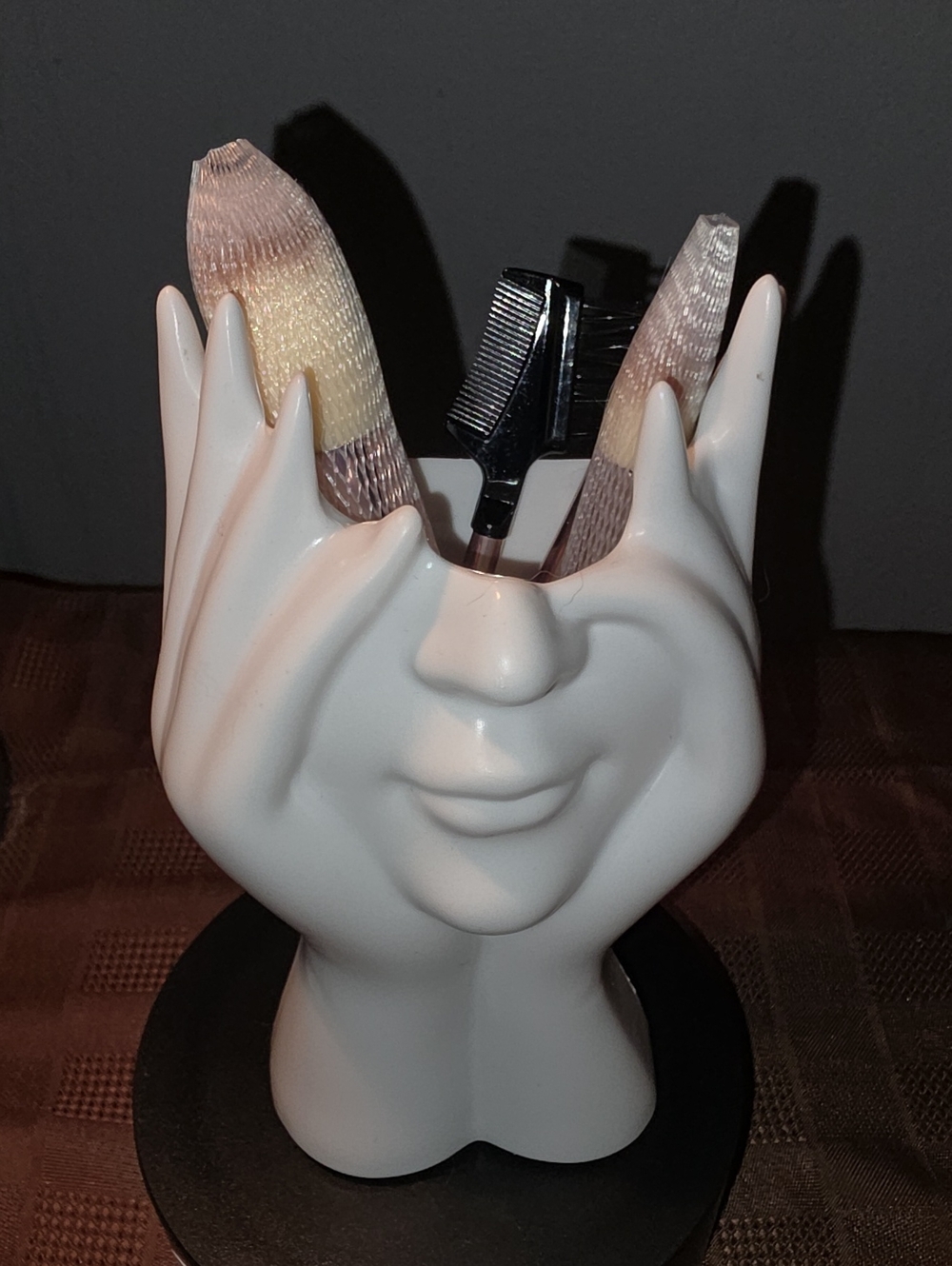 White Plastic Face  Organizer For Makeup Brushes. Includes 5 Make Up Brushes.New